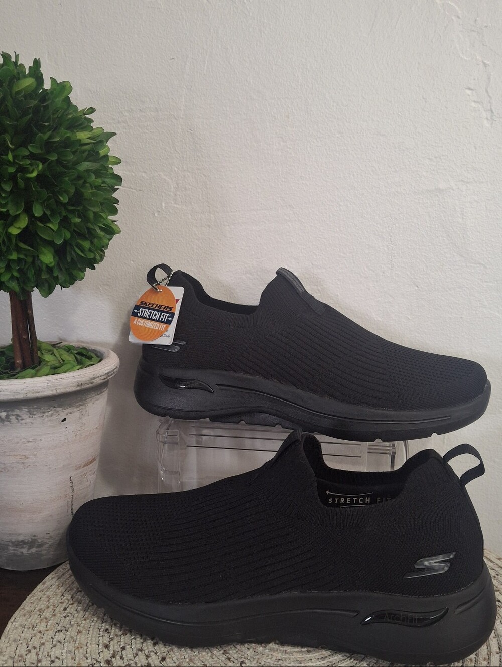 Skechers Men’s Black Slip-On Stretch-Fit Walking Shoes Size 10.